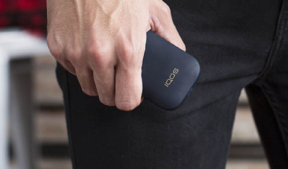 girl holding iqos
