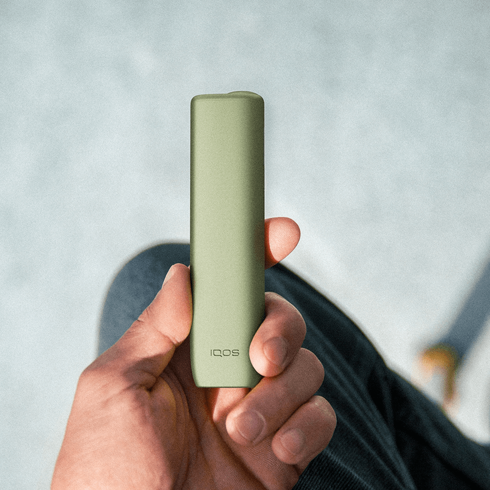 En IQOS ILUMA ONE i mosgrøn