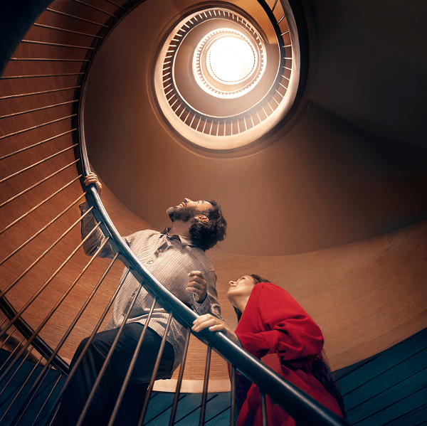 Et par, der løber op ad trappen