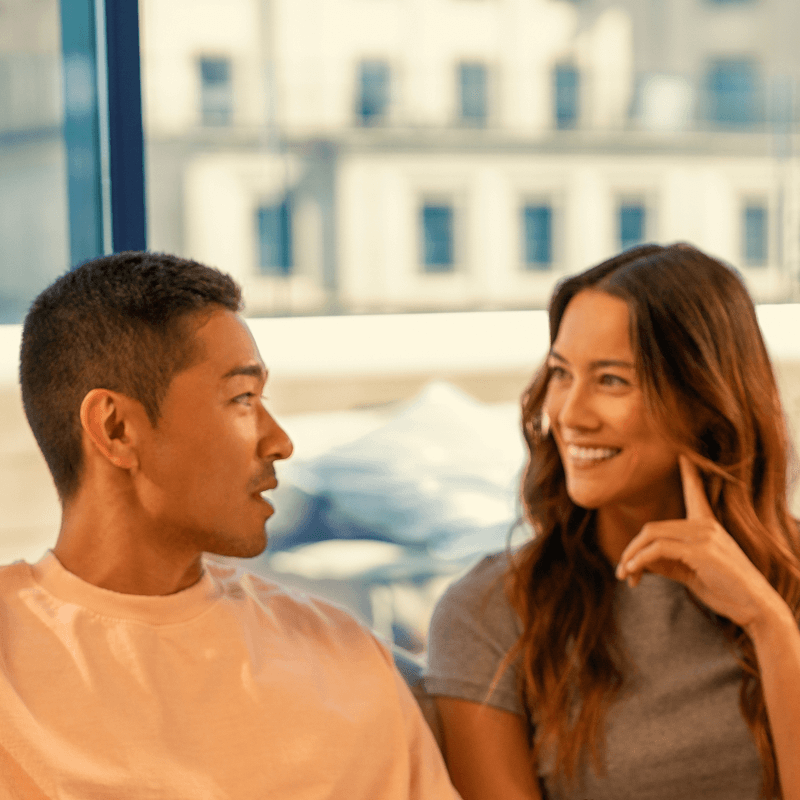 En mand og en kvinde, der taler