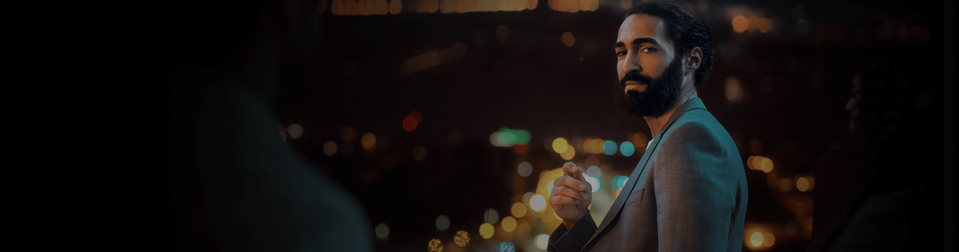 En mand, der kigger i det fjerne