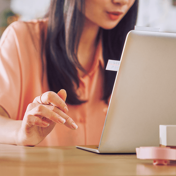 En kvinde, der arbejder på sin computer
