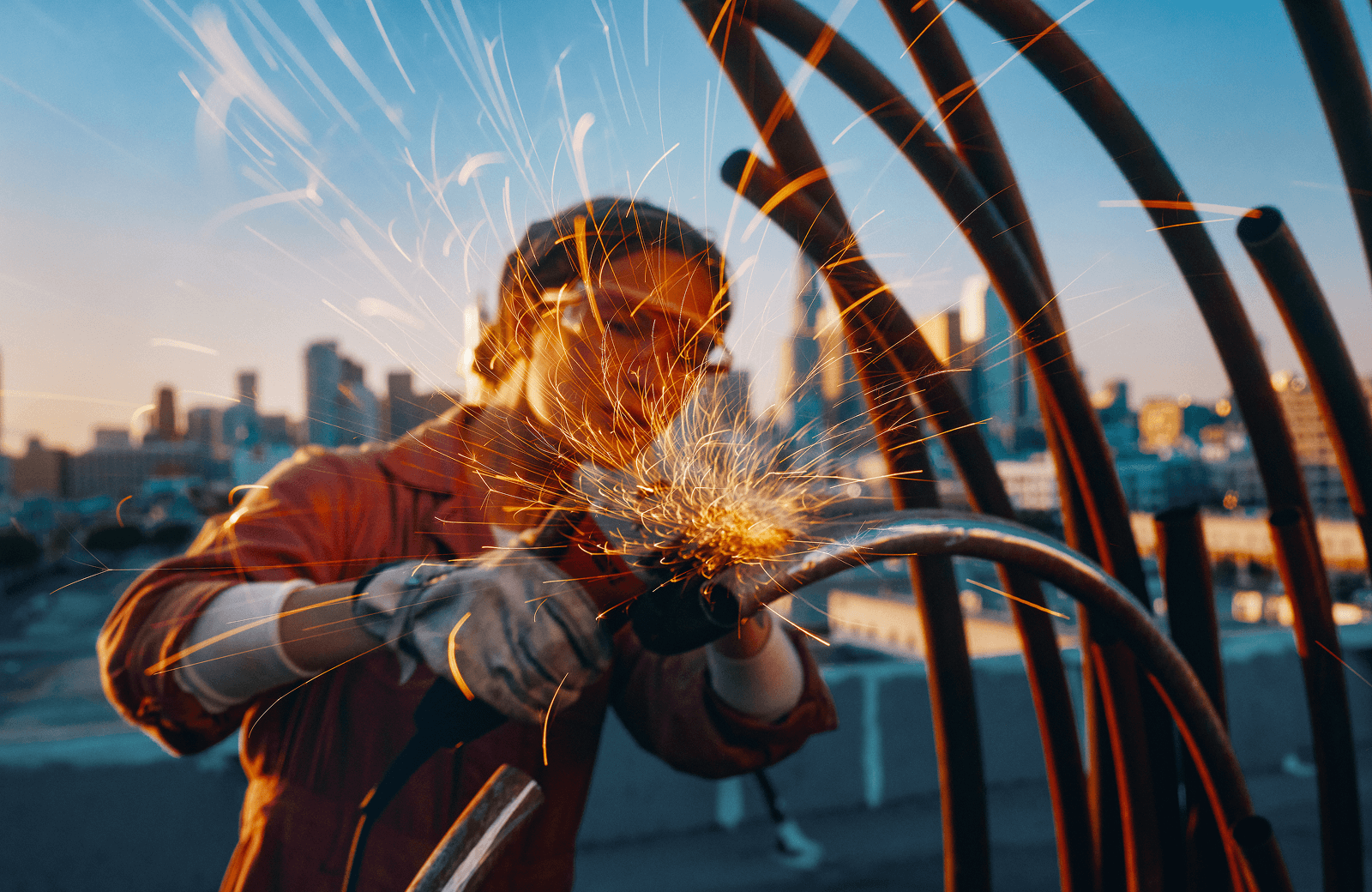 En kvinde, der arbejder med metalkunst