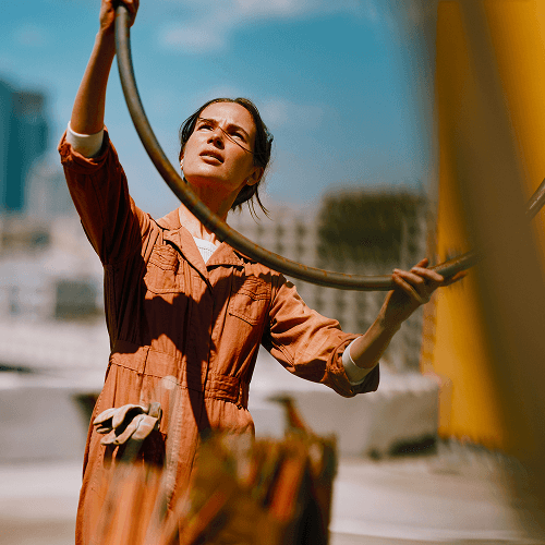 En kvinde, der arbejder med metalkunst