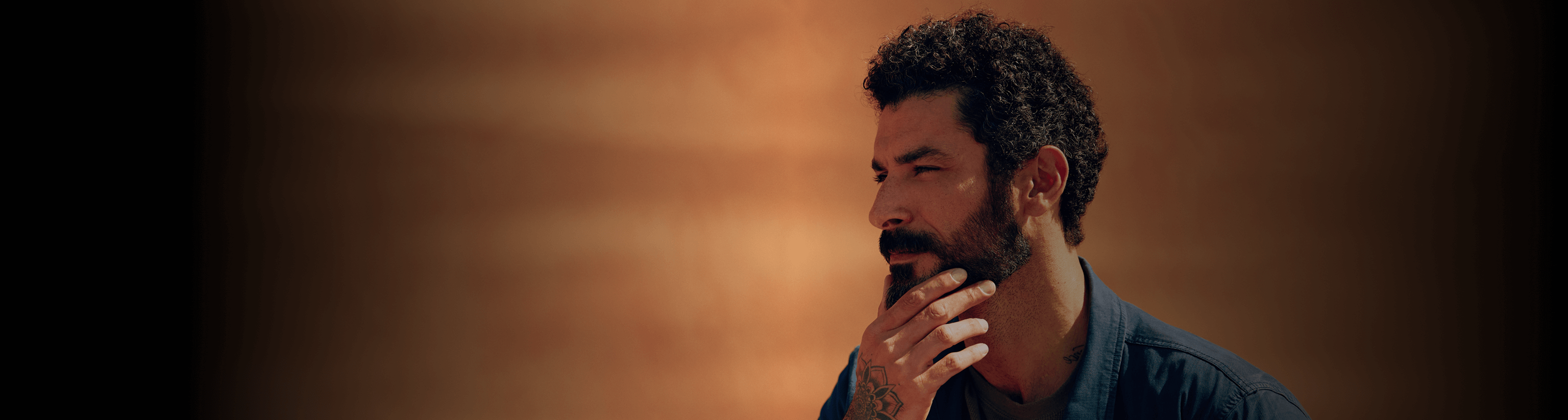 En mand, der kigger i det fjerne