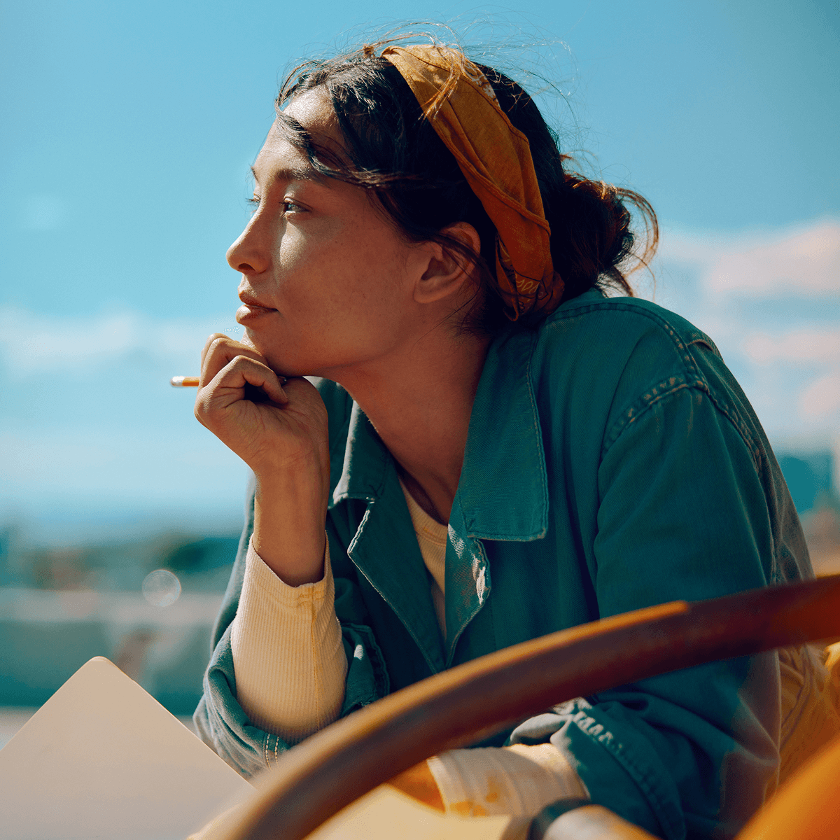 En kvinde, der kigger ud i det fjerne