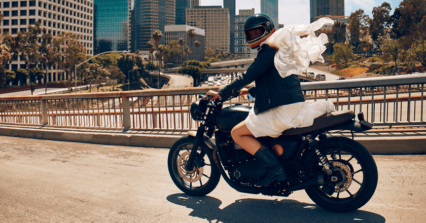 En brud på en motorcykel