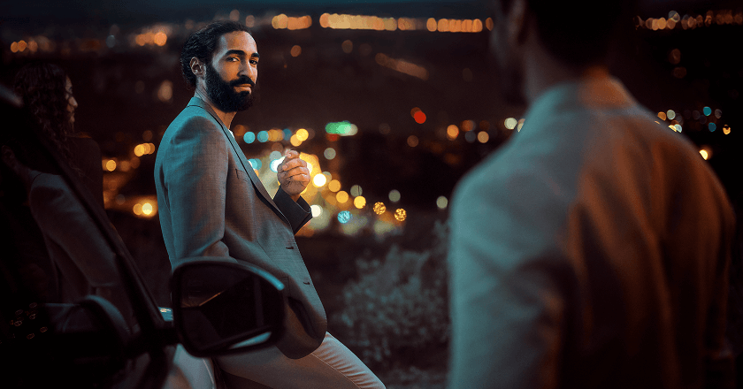 En forretningsmand lænende sig op ad en bil