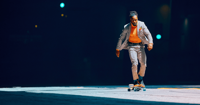 En forretningsmand på et skateboard