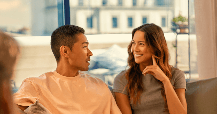 En mand og en kvinde, der taler