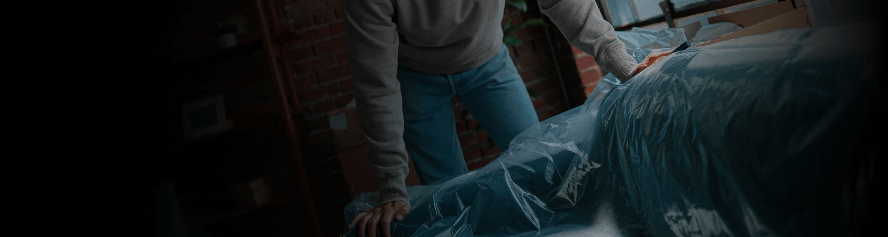 En mand, der flytter en sofa