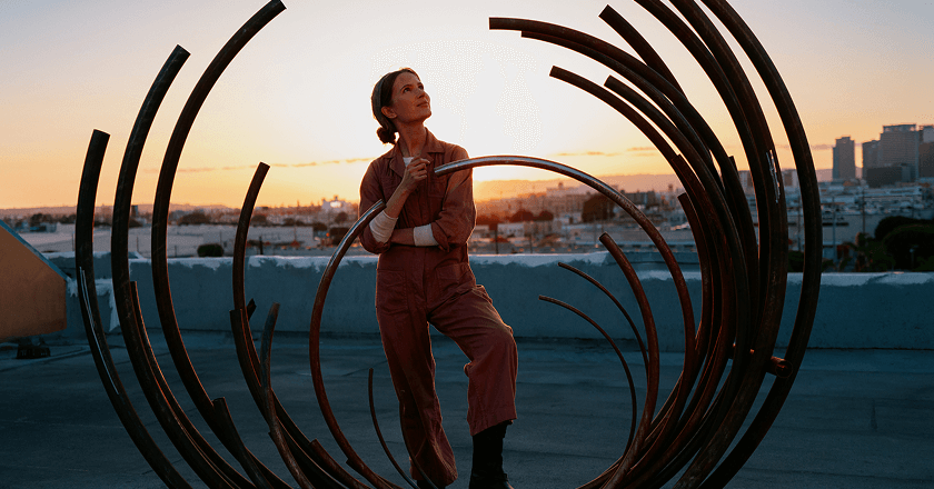 En kvinde, der beundrer sin kunst