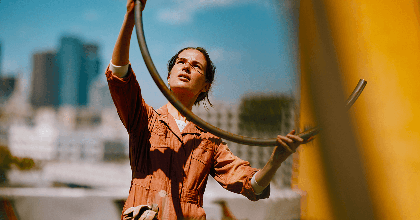 En kvinde, der laver et metal kunstværk