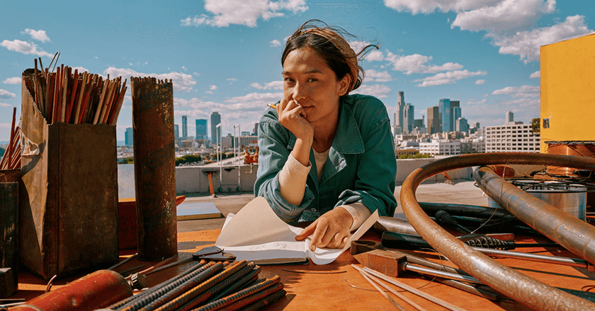 En kvinde, der laver kunst og håndværk