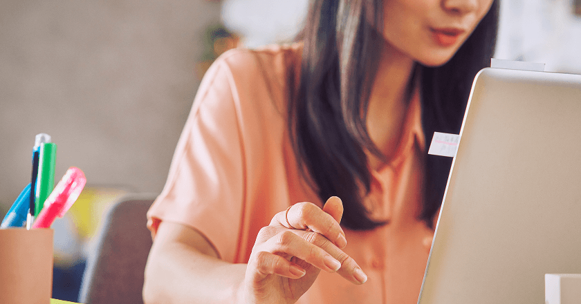 En kvinde, der arbejder på sin computer