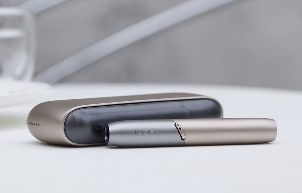 Man holding IQOS