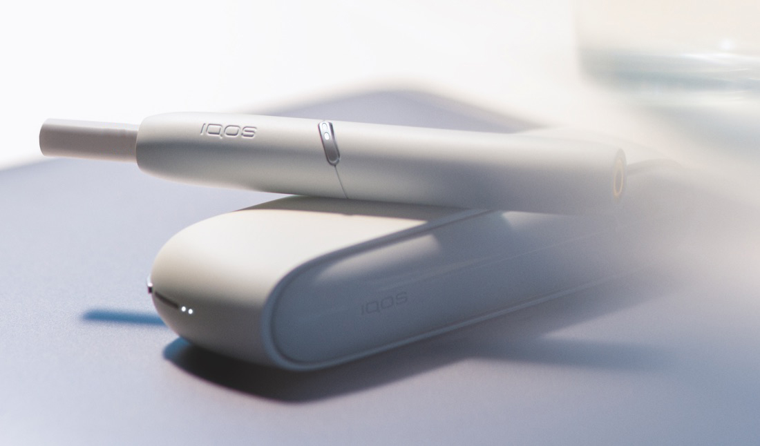 Man holding IQOS