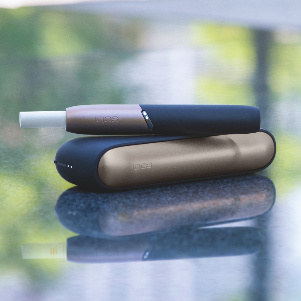 Man holding IQOS